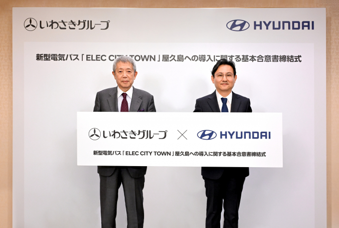 조원상 현대차 일본법인(HMJ) 법인장(오른쪽)과 이와사키 요시타로 이와사키그룹 CEO(왼쪽)가 구매의향서 체결식에서 기념 촬영을 하고 있다. /사진=현대차