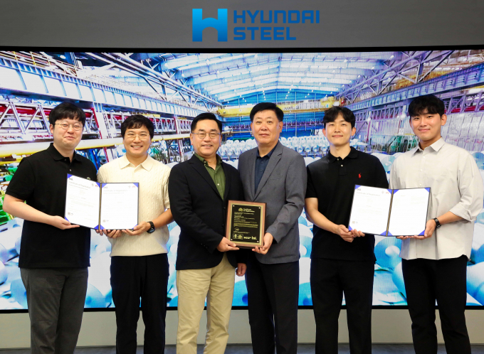 서상원 현대제철 경영지원본부장(가운데 왼쪽), 김원배 판재사업본부장(가운데 오른쪽)을 비롯한 현대제철 임직원들이 ISO 22301 인증서를 들고 사진을 촬영하고 있다. /사진=현대제철
