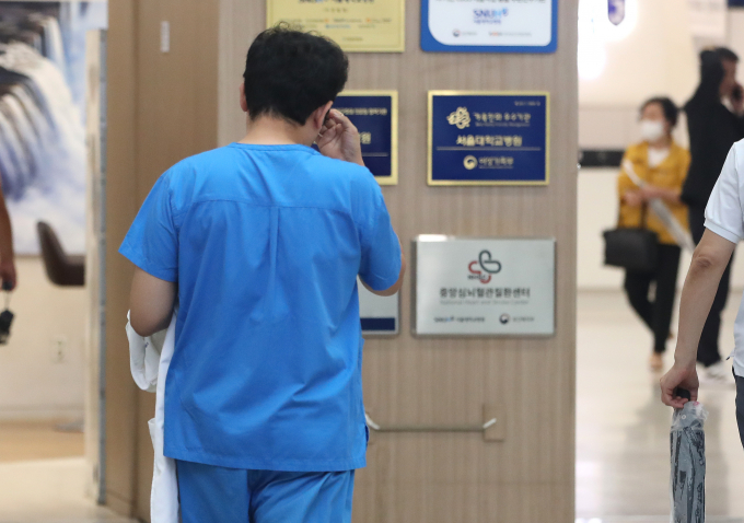 정부가 일부 의대 교수들을 향해 유감의 뜻을 밝혔다. 사진은 서울 소재 대학병원에서 이동하는 의료진. /사진=뉴스1