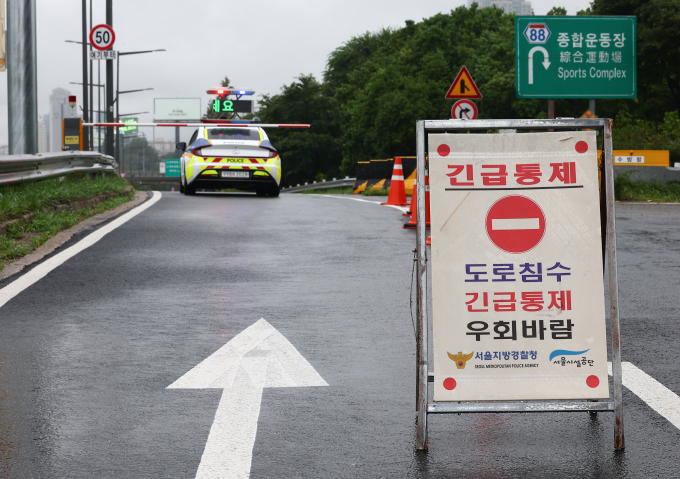 서울시는 23일 팔당댐 방류량 증가에 따른 한강 수위상승으로 통제했던 올림픽대로(양방향) 여의상류IC 차량 통행을 오전 11시부로 해제했다. 사진은 지난 18일 오후 서울 여의도 올림픽대로 여의상류나들목 인근에 차량이 통제된 모습. /사진=뉴시스