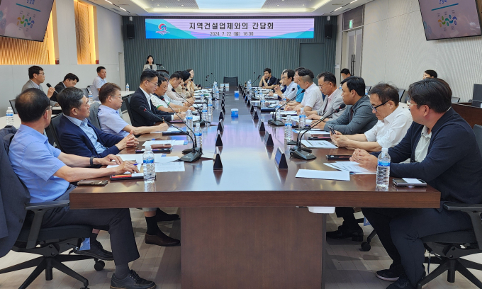 정장선 평택시장이 22일 지역 건설산업 활성화를 위해 간담회를 진행하고 있다 / 사진제공=평택시