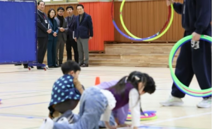 늘봄교실 모습을 참관하는 임태희 교육감과 관계자들. 사진제공=경기도교육청