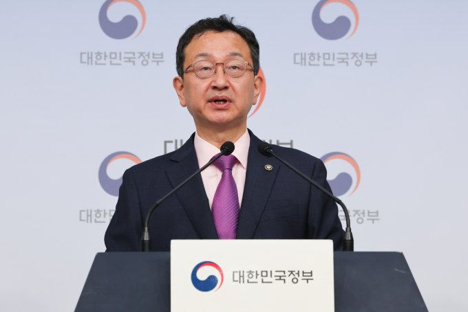 국민권익위원회가 이재명 전 더불어민주당 대표의 헬기 이송 특혜 논란 신고 사건에 대해 국회의원에게 적용되는 공직자 행동강령이 부존재하기 때문에 종결한다고 밝혔다. 사진은 정승윤 국민권익위원회 부위원장 겸 사무처장이 23일 서울 종로구 정부서울청사 별관에서 청탁금지법상 음식물 가액 범위 상향 및 이 전 대표의 응급의료헬기 이용 관련 신고 사건 등 국민권익위 주요 의결 관련 브리핑을 하는 모습. /사진=뉴스1