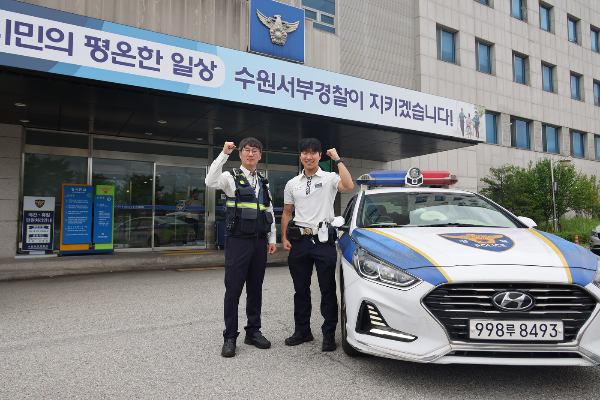 교통순찰 중이던 경찰관이 부친의 생명이 위독하다는 연락을 받고 급히 이동하다 의식을 읽고 쓰러진 운전자를 구해냈다. 사진은 수원서부경찰서 경비교통과 교통관리계 소속 남상원 경위(왼쪽)와 우한얼 순경(오른쪽). /사진=뉴스1 (경기남부경찰청 제공)