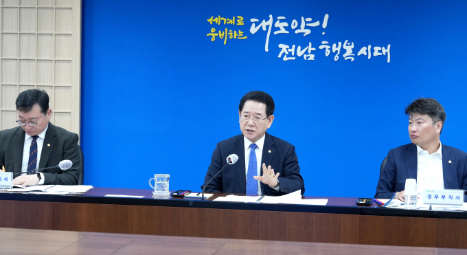 김영록 전남도지사(가운대)가 23일 오전 도청 서재필에서 실국장 정책회의를 주재하고 있다./전남도