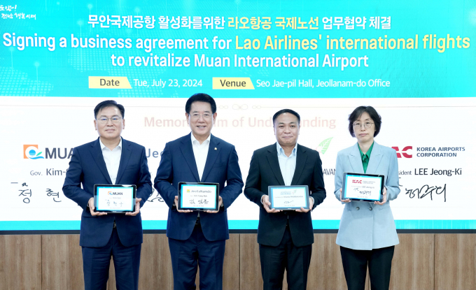 김영록 전라남도지사(왼쪽 두번째)가 23일 오전 도청 서재필실에서 무안군, 한국공항공사, 라오항공과 '라오스 라오항공 무안국제공항 국제노선 개설 업무협약'을 하고 있다./전남도