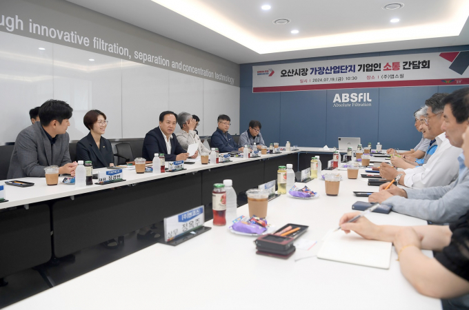오산시장 이권재가 지난 19일 가장산업단지 내 ㈜앱스필에서 간담회를 열고 기업인들과 소통을 하고 있다 / 사진제공=오산시