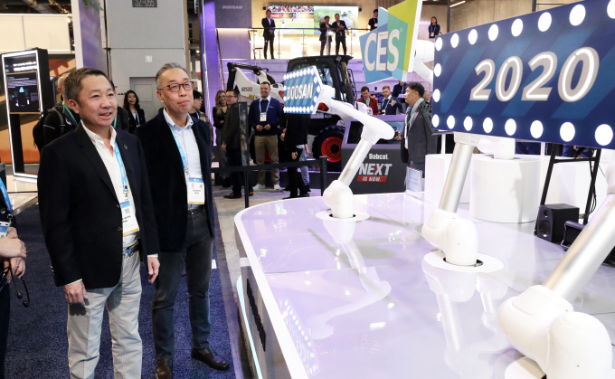 CES 2020에서 박정원 두산그룹 회장이 두산로보틱스의 협동로봇을 지켜보고 있다 /사진=뉴스1