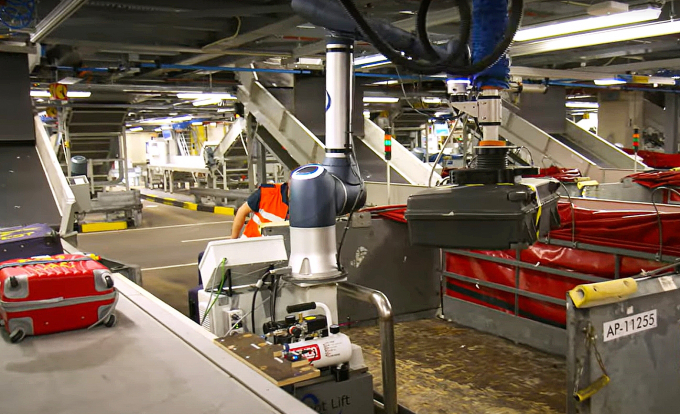 네덜란드 스키폴 공항에서 수하물 분류 작업을 하는 협동로봇 /사진=두산로보틱스