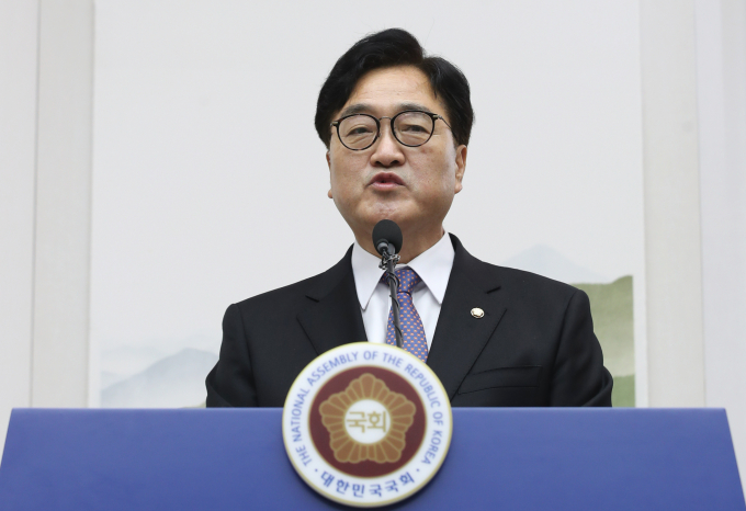 우원식 국회의장이 오는 24일 기자회견을 열고 방송4법(방송법·방송문화진흥회법·한국교육방송공사법·방송통신위원회설치법 개정안) 국회 본회의 상정 계획을 밝힐 것으로 보인다. 사진은 우 의장이 지난 17일 서울 여의도 국회에서 현안 관련 긴급기자회견을 진행하는 모습. /사진=뉴스1