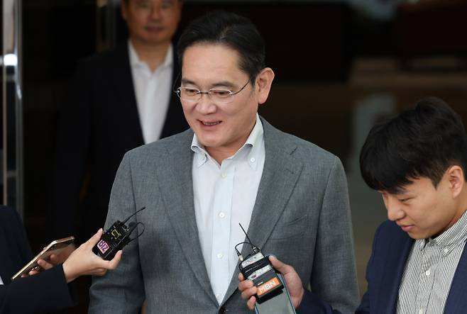 이재용 삼성전자 회장이 지난 5월3일 오전 서울 강서구 김포비즈니스항공센터에서 유럽 출장을 마친 후 귀국하며 취재진의 질문에 답변하고 있다. / 사진=뉴시스 추상철 기자