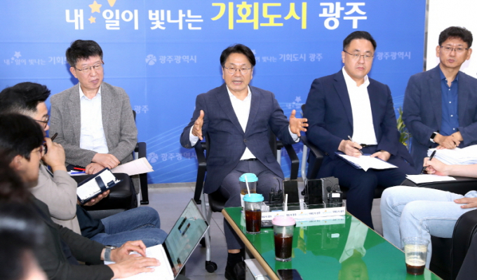 강기정 광주광역시장(오른쪽 세번째)이 23일 오전 시청 5층 기자실에서 출입기자들과 차담회를 갖고 시정 주요현안 등에 대해 설명하고 있다./사진=광주시