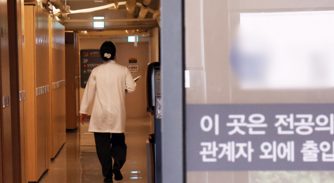 정부가 일부 의과대학 교수들의 전공의 교육·지도 거부 움직임에 대한 구체적인 대응책을 마련하지 않은 것으로 관측된다. 사진은 서울 소재 대학병원에서 이동하는 의료진. /사진=뉴스1