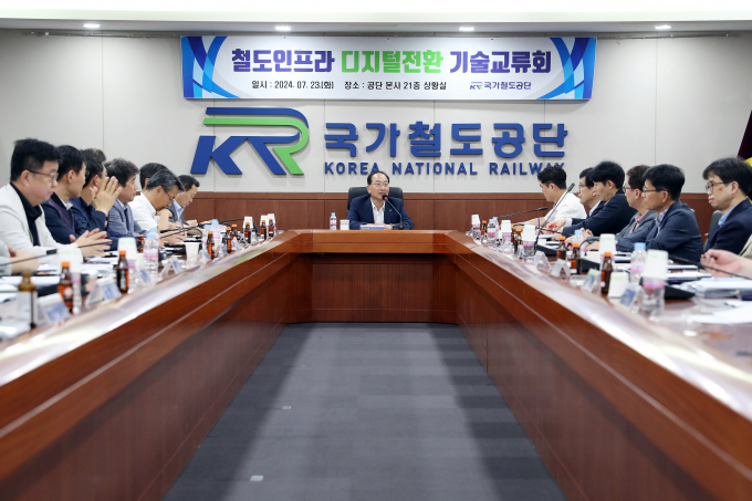 국가철도공단이 23일 철도산업의 디지털 환경 조성을 위해 '철도인프라 디지털전환 기술교류회'를 대전 본사에서 개최했다. 사진은 이성해 국가철도공단 이사장이 '철도인프라 디지털전환 기술교류회'를 주재하는 모습. /사진=국가철도공단 제공