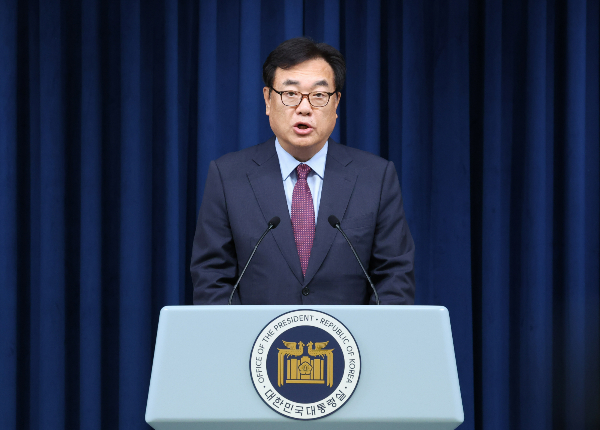 검찰이 고(故) 노무현 전 대통령의 명예를 훼손한 혐의로 재판에 넘겨진 정진석 대통령실 비서실장의 2심 재판에서 1심과 동일한 벌금 500만원을 구형했다. 사진은 지난 18일 서울 용산 대통령실 청사에서 정진석 대통령실 비서실장. /사진=뉴시스