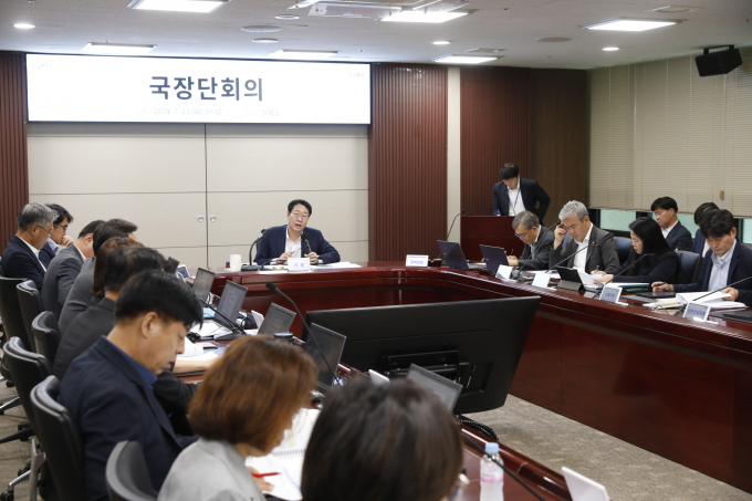 정명근 화성시장이 23일 열린 국장단회의에서 민선8기 후반기 추진할 과제에 대해 설명하고 있다 / 사진제공=화성시