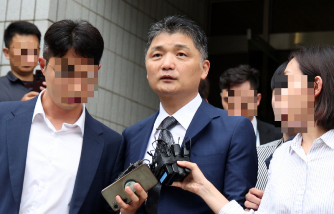 SM엔터테인먼트 시세조종 의혹을 받는 김범수 카카오 창업주가 지난 22일 오후 서울 양천구 서울남부지방법원에서 구속 전 피의자심문(영장실질심사)을 마치고 이동하고 있다. /사진=뉴스1