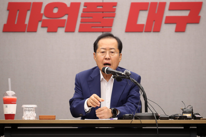 홍준표 대구시장이 한동훈 국민의힘 당대표 당선에 대해 당분간 중앙정치에 관여하지 않겠다고 밝혔다. 사진은 홍 시장이 지난달 26일 대구시청 산격청사 대회의실에서 열린 민선8기 2주년 기자회견에서 발언하는 모습. /사진=뉴스1