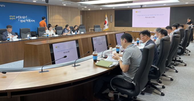  '전라남도 전통시장·상점가 활성화 지원계획 수립 연구용역' 착수보고회 모습/전남도