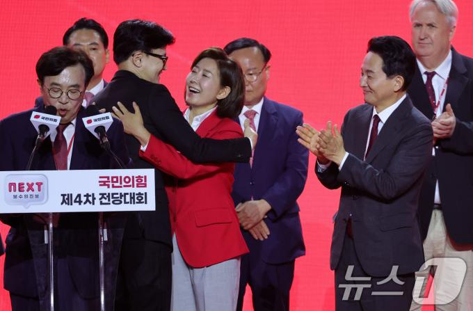 [사진] 나경원 후보와 포옹하는 한동훈 신임 대표