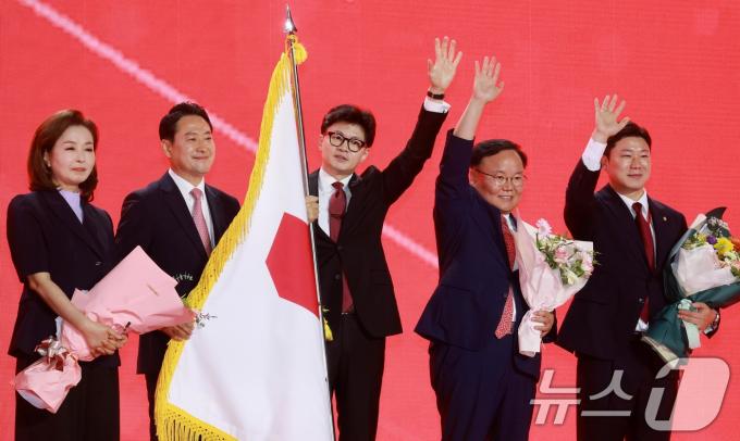 [사진] '62%' 압도적 당선 한동훈…'변화·개혁의 길' 걷는다