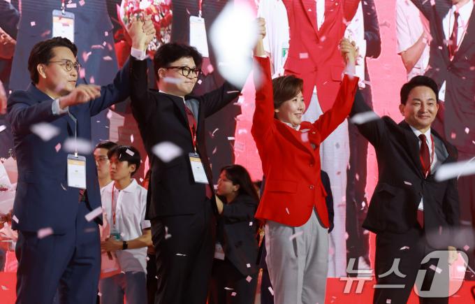 [사진] 축하 받는 한동훈 신임 대표