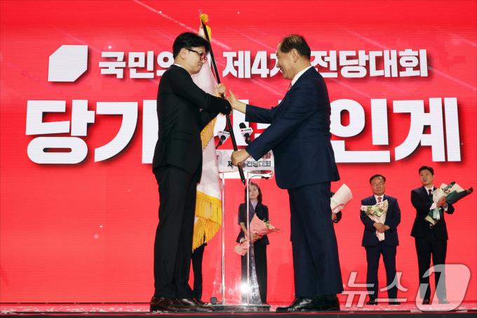 [사진] 당기 인계 받는 한동훈 국민의힘 신임 대표