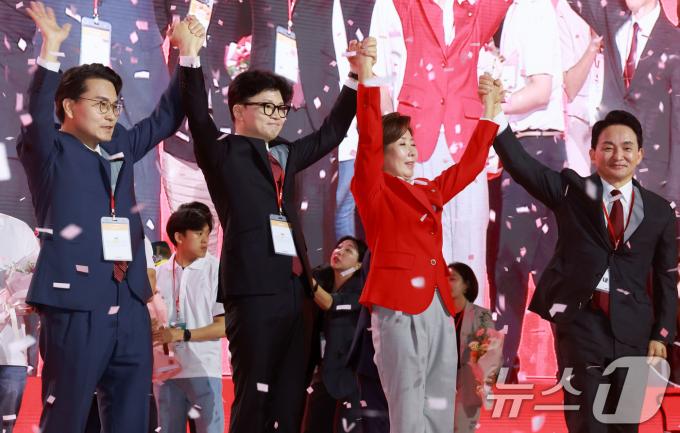 [사진] 한동훈 신임 대표, 함께 뛴 당권 주자들과 함께