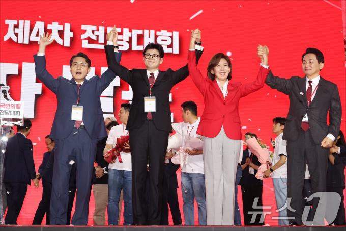 [사진] 한동훈 신임 대표, 함께 뛴 동료들과 함께