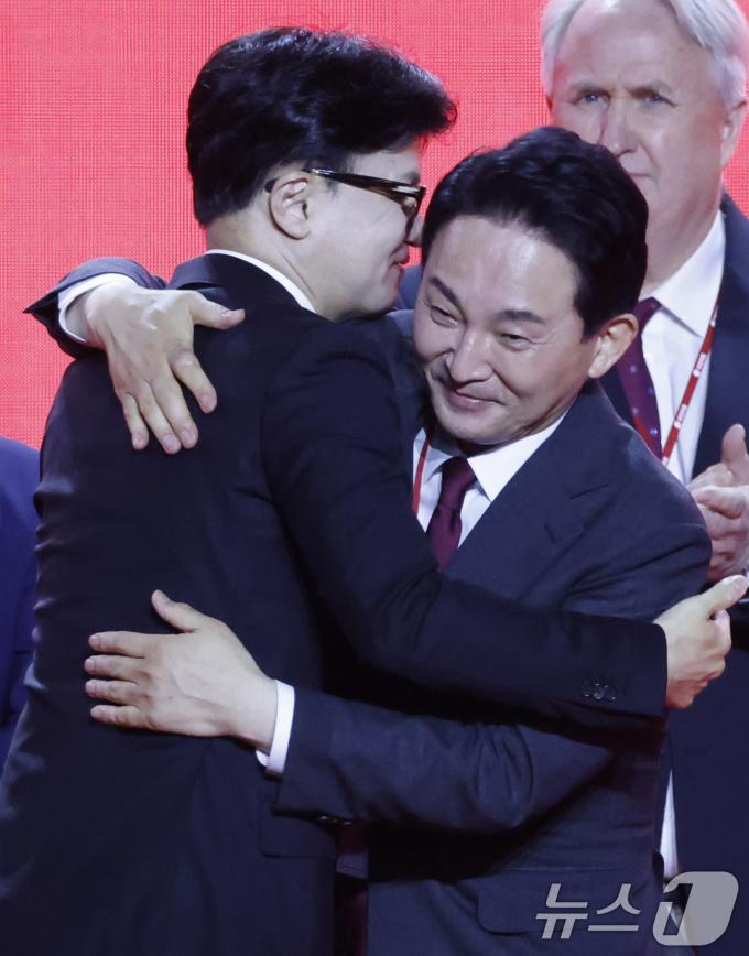[사진] 원희룡 축하 받는 한동훈