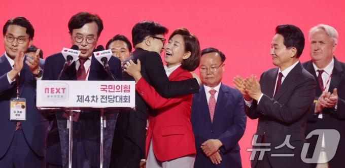 [사진] 나경원 후보와 포옹하는 한동훈 신임 당 대표