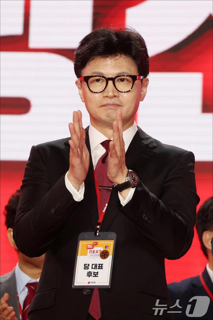 [사진] 손뼉치는 한동훈 신임 대표