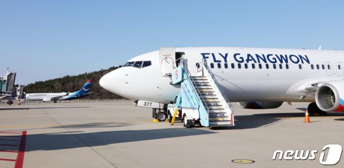 16일 강원도 양양국제공항 주기장에 플라이강원 2호기(B737-800)가 도착했다. 2호기 뒤로 1호기가 보이고 있다. (플라이강원 제공) 2019.12.16/뉴스1 ⓒ News1 고재교 기자