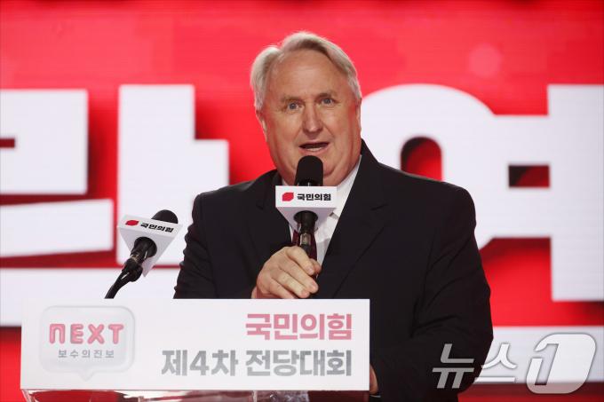 [사진] 당선 소감 밝히는 인요한 최고위원