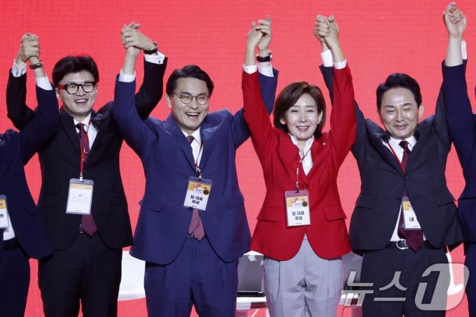 [사진] NEXT 혁신토크 후 기념촬영 하는 국민의힘 당 대표 후보들