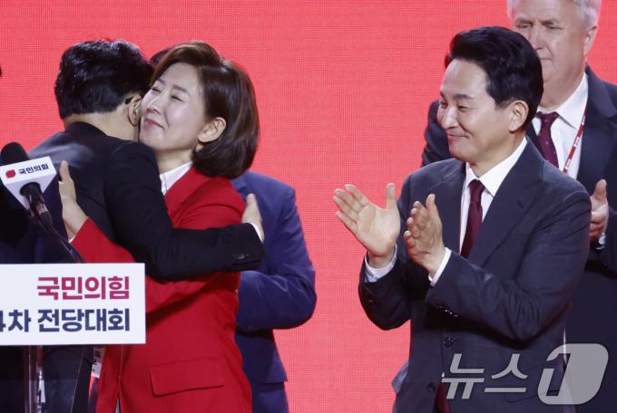 한동훈(왼쪽) 국민의힘 신임 당대표가 23일 경기 고양 킨텍스에서 열린 국민의힘 제4차 전당대회에서 나경원, 원희룡 당대표 후보와 인사하고 있다. ⓒ News1 이광호 기자
