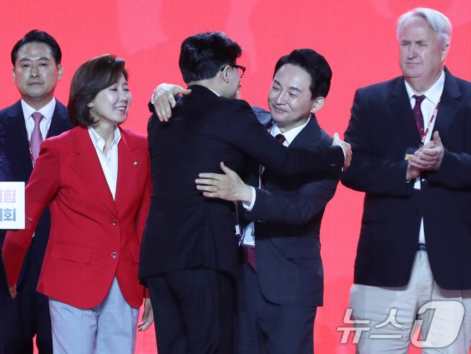 [사진] 한동훈 '원희룡과 포옹'