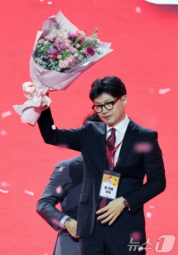 [사진] 한동훈 '대표 당선 꽃다발 손에 들고'