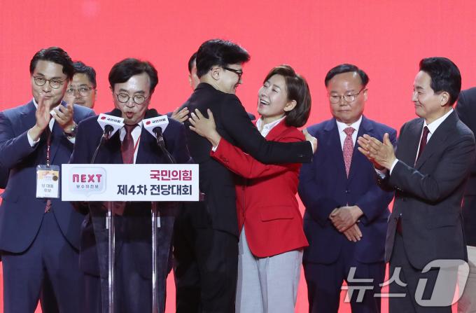 [사진] 나경원 후보와 포옹하는 한동훈 신임 당대표