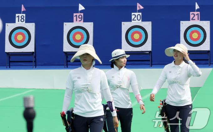 [사진] 나린히 이동하는 女 양궁대표팀 선수들