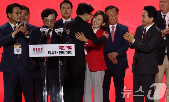 [사진] 당대표 후보들 축하 받는 한동훈