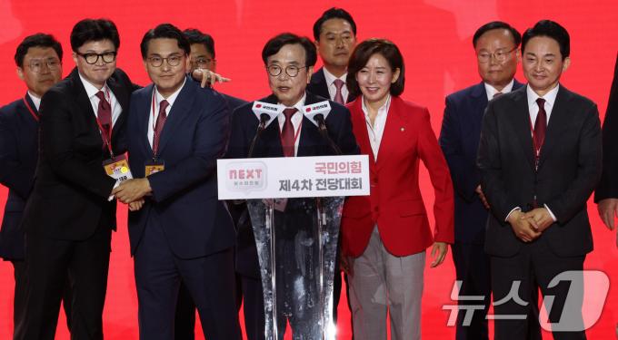 [사진] 동료 후보들 축하 받는 한동훈