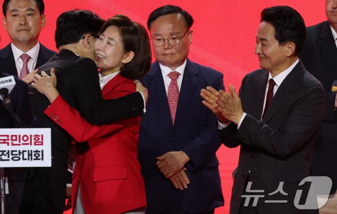 [사진] 축하 받는 한동훈 신임 대표