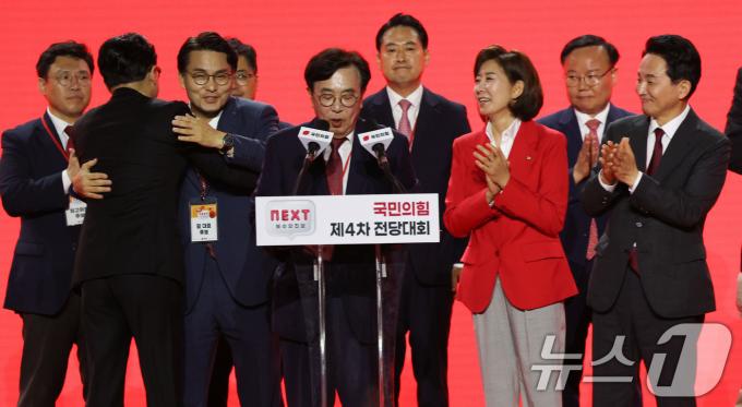 [사진] 축하 받는 한동훈 신임 대표