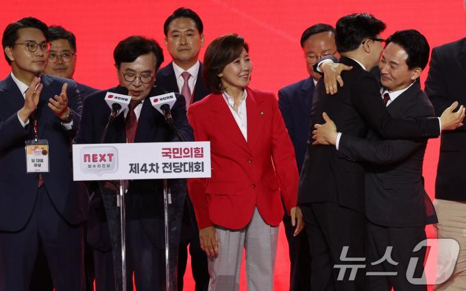 [사진] 원희룡과 포옹하는 한동훈