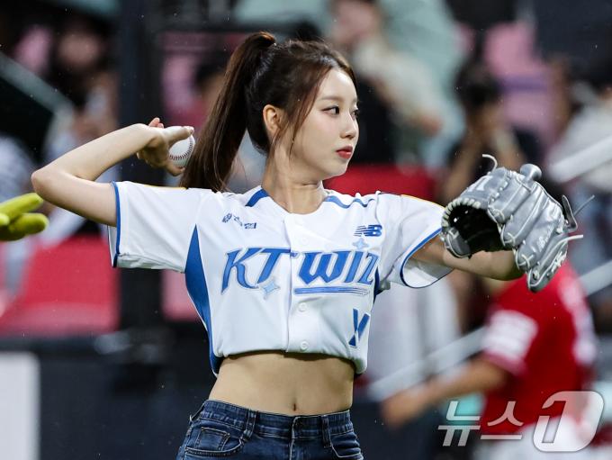 [사진] 시구자로 나선 2023년 미스코리아 선 정규리