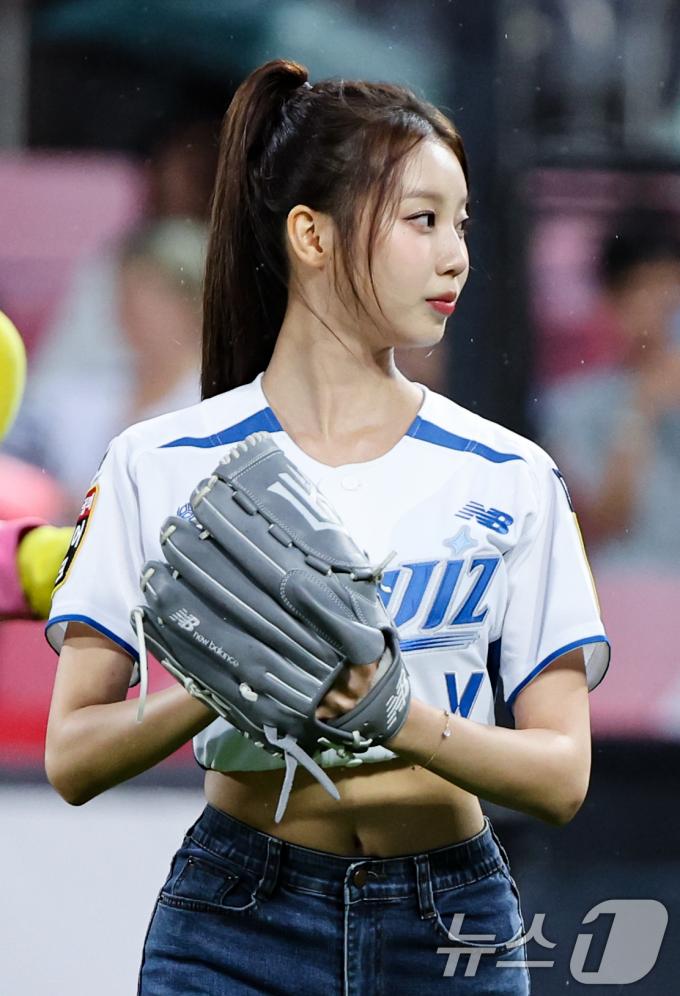 [사진] 시구자로 나선 정규리