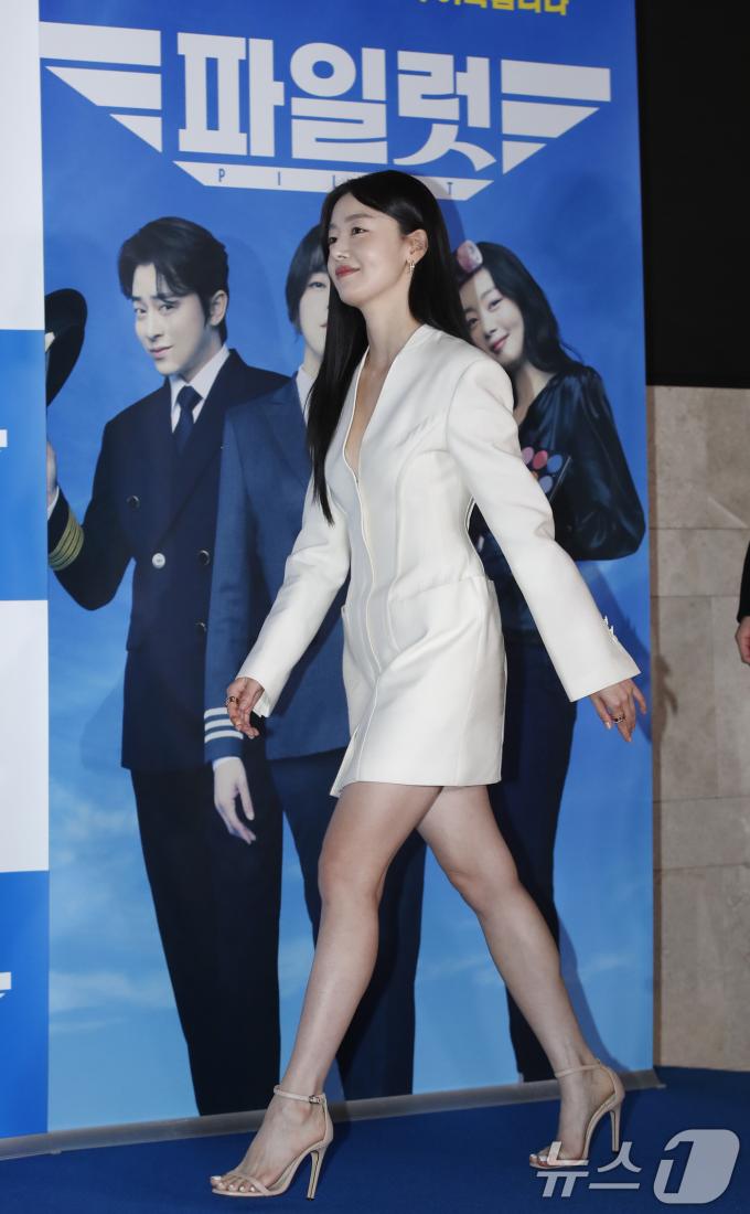 [사진] 한선화, 유쾌한 발걸음