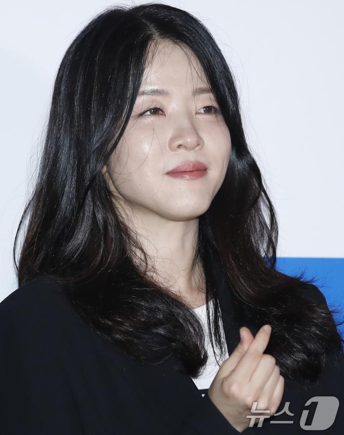 [사진] 하트 포즈 취하는 김한결 감독