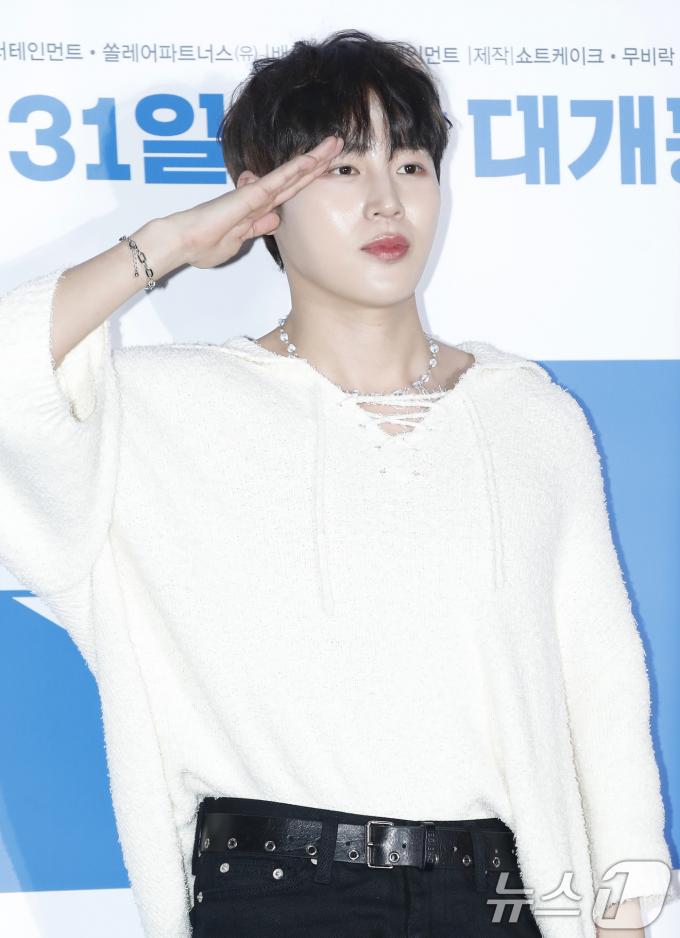 [사진] '만기 제대' 하성운, 씩씩한 인사